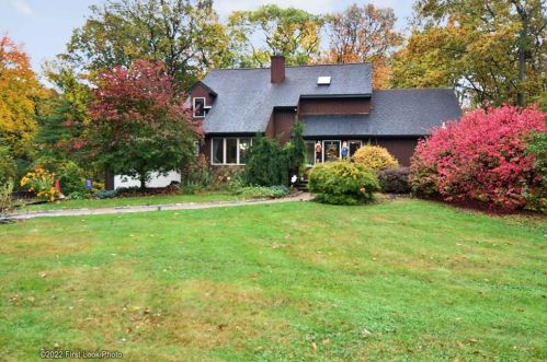 35 Oak Dell Cir, Warwick, RI 02818-1903