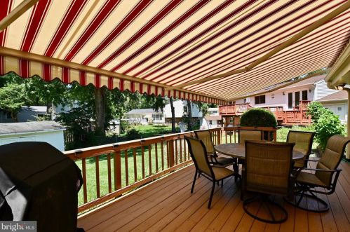 8513 Fairburn Dr, Springfield VA  22152-3225 exterior