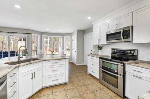 6 Clova Cir, Stratham, NH 03885-2137
