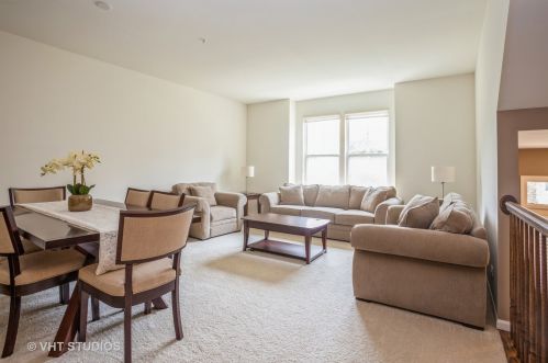 942 Tuscany Dr, Streamwood, IL 60107-4528