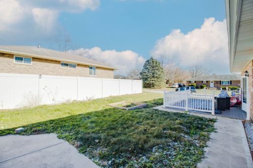 1306 Montego Dr, Springfield OH  45503-6223 exterior