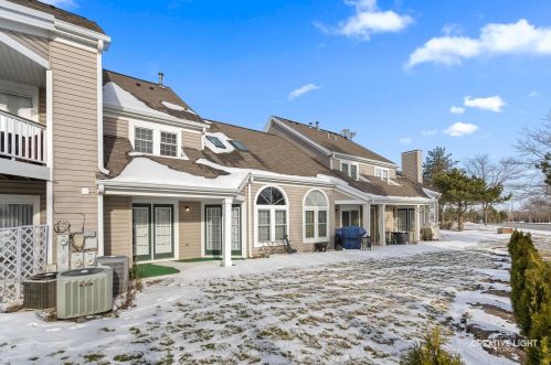 338 Wexford Ct, Carol Stream IL  60188-6015 exterior