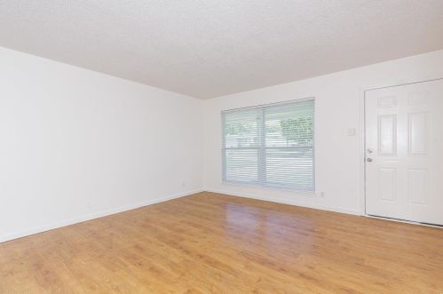 11059 Saxonhall Dr, Hazelwood, MO 63044-3238