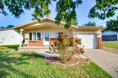 403 Park Dr, Moro, IL 62067-1827