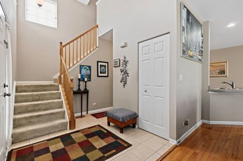 50 Stonegate Ln, Streamwood, IL 60107-1684