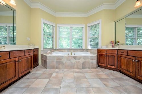 205 Fieldsborn Ct, Atlanta GA  30328-1039 exterior