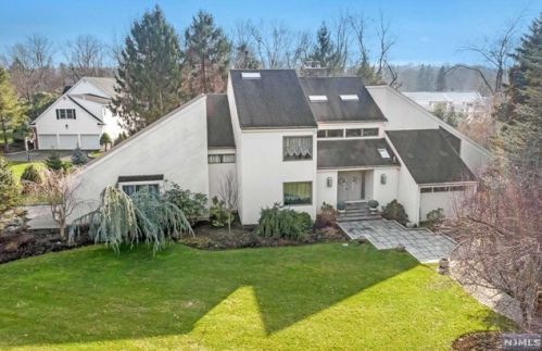 6 Corn Mill Ct, Upper Saddle River, NJ 07458-1232