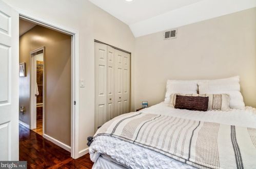 1029 Cleveland St, Philadelphia PA 19146-2648 exterior