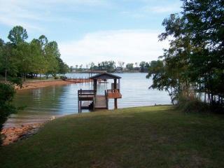 102 Lake Pine Dr, Scruggs, VA 24121-2070