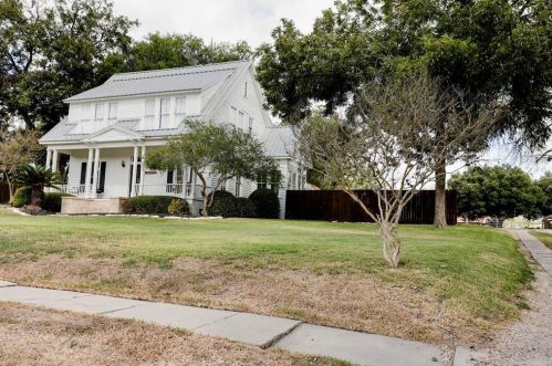 112 Kroschel St, Ezzell, TX 77964-1910