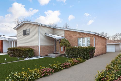 9024 Grace Ave, Niles, IL 60714-1425