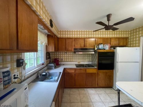 29 Brooklyn Mountain Rd, Hopatcong, NJ 07843-1410