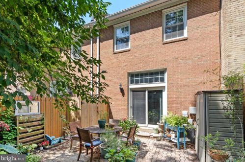 5269 Bradgen Ct, Springfield VA  22151-3524 exterior