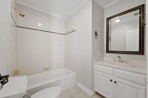 2033 Le Mans Dr, Carrollton TX 75006-4337 exterior