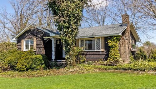 54 Forest St, Middletown, CT 06457-3512