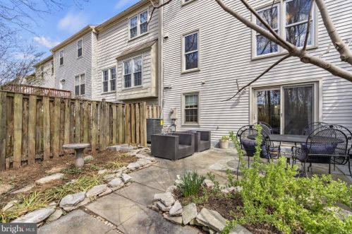 5784 Crownleigh Ct, Springfield VA  22015-1885 exterior