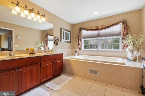 13 Colts Run Rd, Princeton NJ  08540-8593 exterior