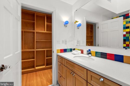 1118 Dl Dr, Silver Spring MD 20910-1601 exterior