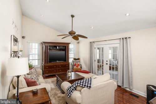 39 Ray Dwier Dr, Trenton NJ  08690-1808 exterior