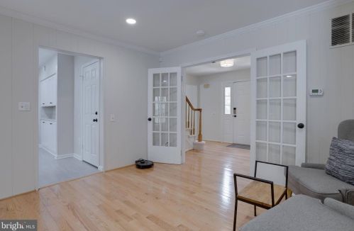 5707 Oak Leather Dr, Springfield VA  22015-2315 exterior