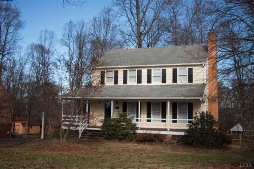 215 Shady Oak Ln, Forest, VA 24551-1113