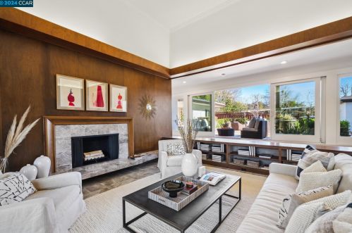 32 Hacienda Cir, Orinda, CA 94563-1735