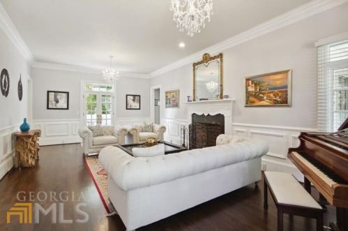 2760 Carmon On Wesley, Atlanta GA  30327-1242 exterior