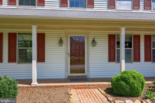 921 Castle Pond Dr, York, PA 17402-7544