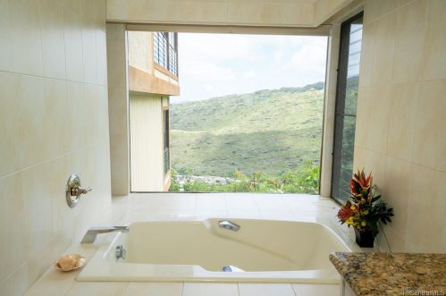 1072 Kaumoku St, Honolulu HI  96825-1306 exterior