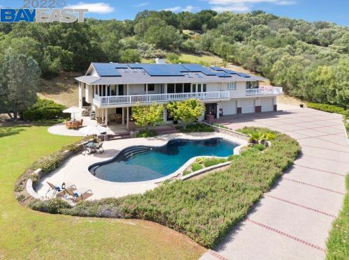 31 Carver Ln, Sunol, CA 94586-9441