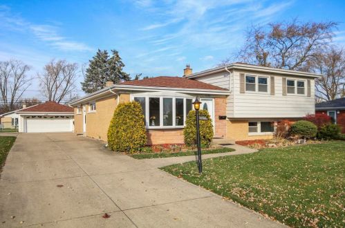 1720 Myrtle Dr, Mount Prospect, IL 60056-3553