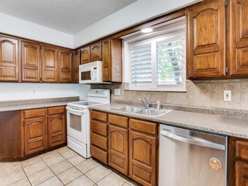 400 Scrub Oak Ct, Fort Worth, TX 76108-4501