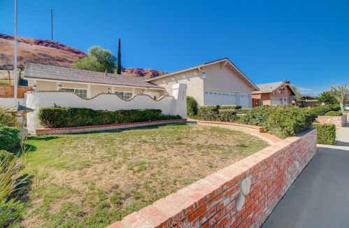 717 Muirfield Ave, Simi Valley, CA 93065-5636