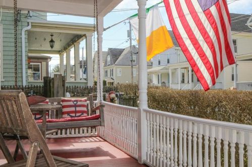 33 Hall Ave, Middletown, RI 02840-2142