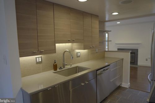9013 Armendown Dr, Springfield VA  22152-2137 exterior