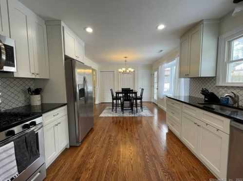 6 Little Fox Run, Huntington CT  06484-1619 exterior