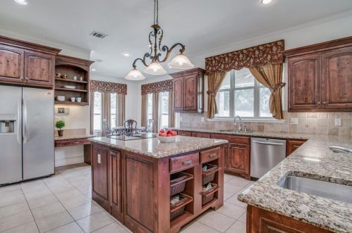 2613 Whispering Oaks Cv, Cedar Hill TX 75104-4556 exterior