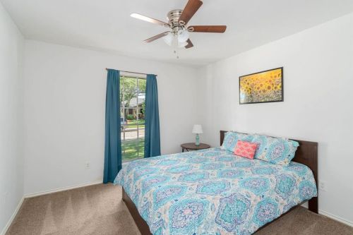 1917 Middle Gln Dr, Carrollton TX 75007-2418 exterior