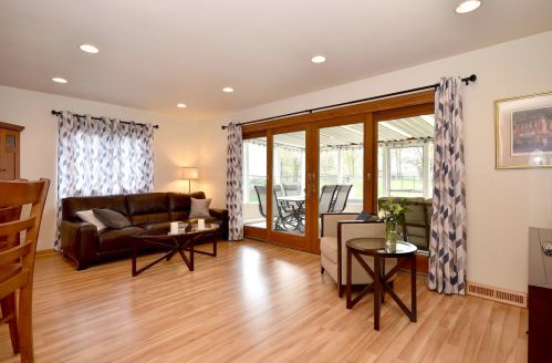 988 Lakewood Dr, Hanover Park, IL 60103-5615