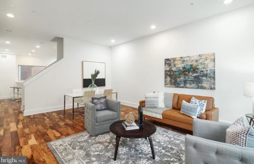 146 Front St, Philadelphia PA 19106-0020 exterior