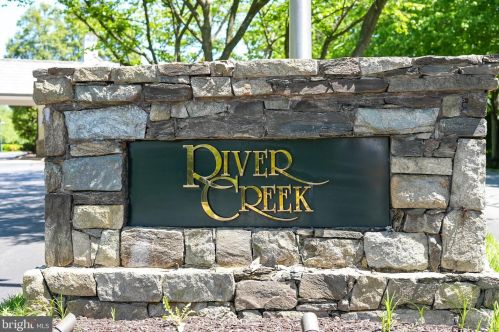 18289 St Georges Ct, Leesburg, VA 20176-7422