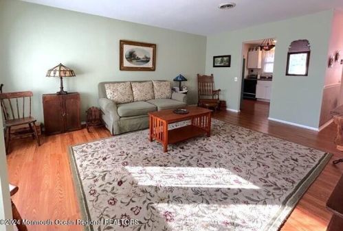28 Caribou Dr, Lakehurst, NJ 08759-2305