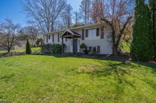 3 Autumn Ln, Hackettstown NJ  07840-4704 exterior