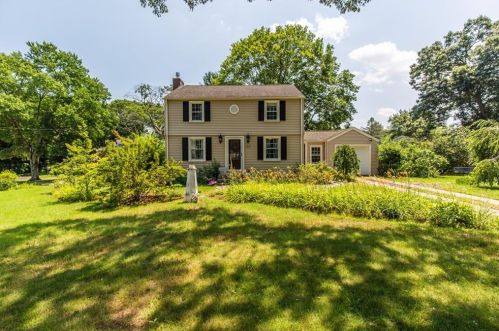 22 Parkway Dr, Warwick, RI 02886-3549