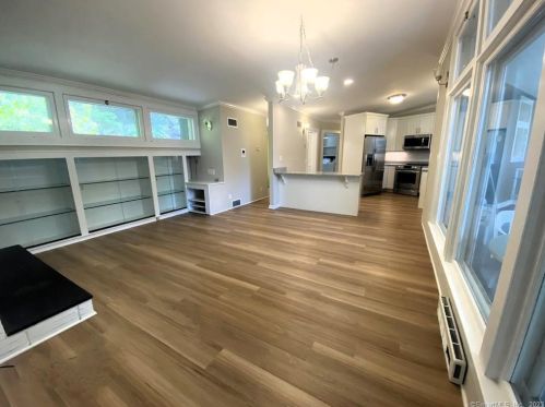 20 Mill St, Huntington CT  06484-4613 exterior