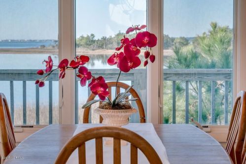 606 Dancer Ct, Cape Lookout National Seasho, NC 28516-9455