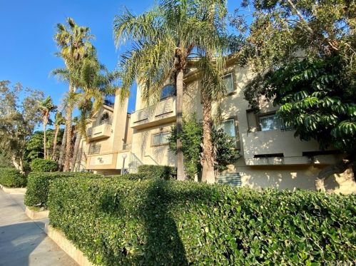 7020 Lennox Ave, Van Nuys, CA 91405-3130