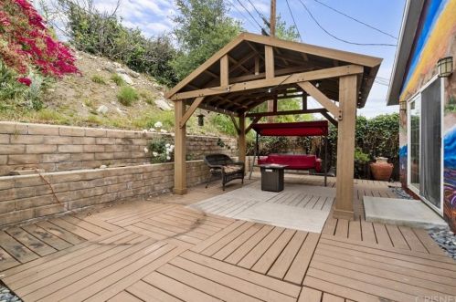 3637 Fairesta St, Glendale CA 91214-1804 exterior