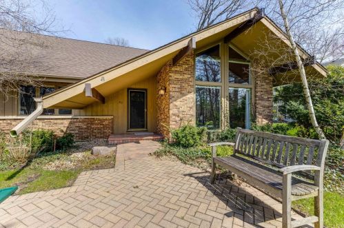 63 Elmwood Ln, Half Day, IL 60069-3116