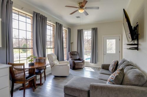 2817 Country Vly Rd, Garland TX  75041-2130 exterior